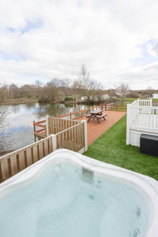 Hallcroft Fishery And Holiday Park Retford Exterior foto