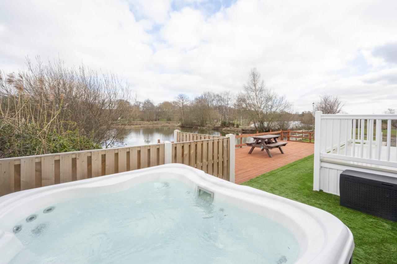 Hallcroft Fishery And Holiday Park Retford Exterior foto
