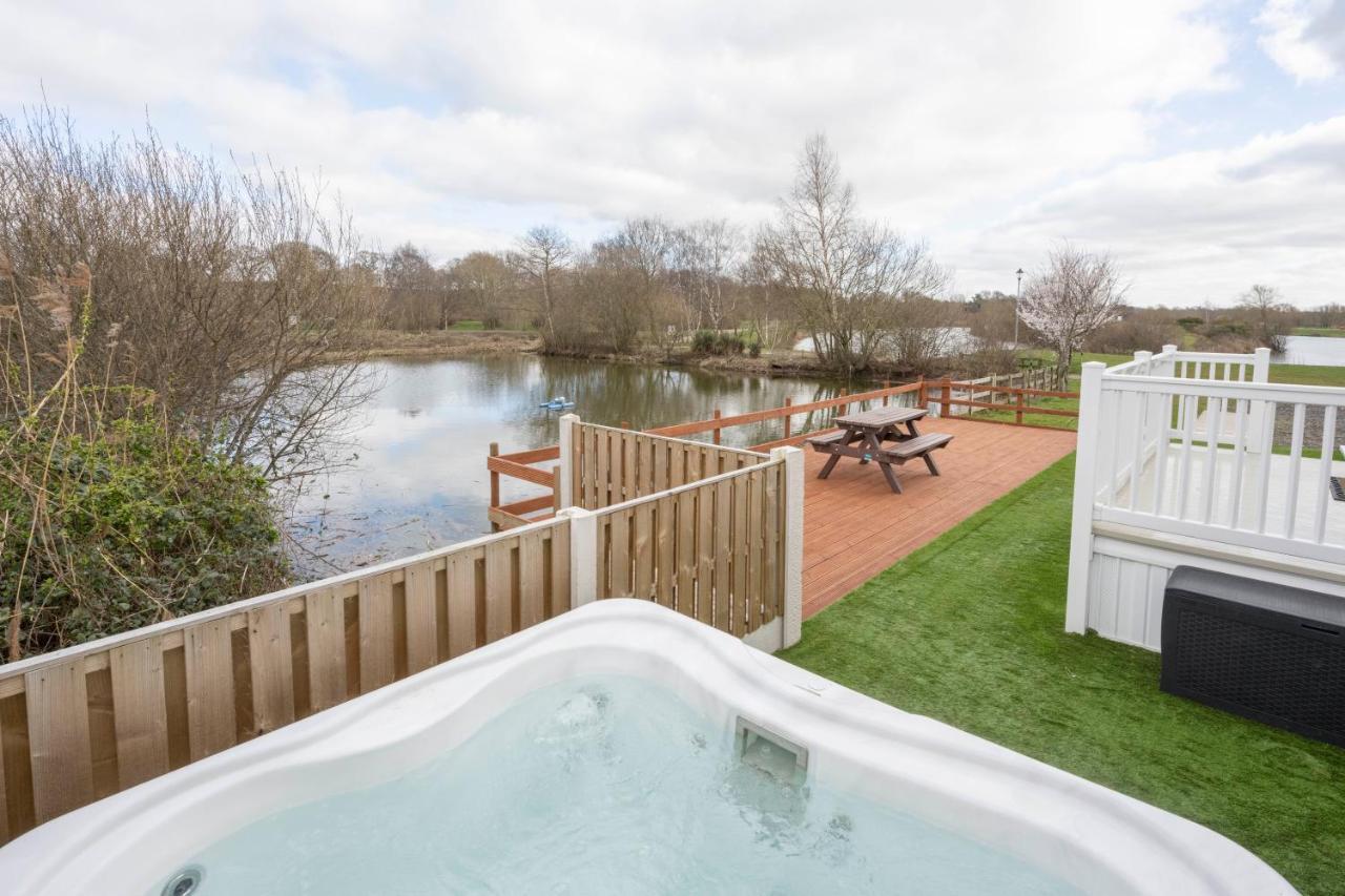 Hallcroft Fishery And Holiday Park Retford Exterior foto